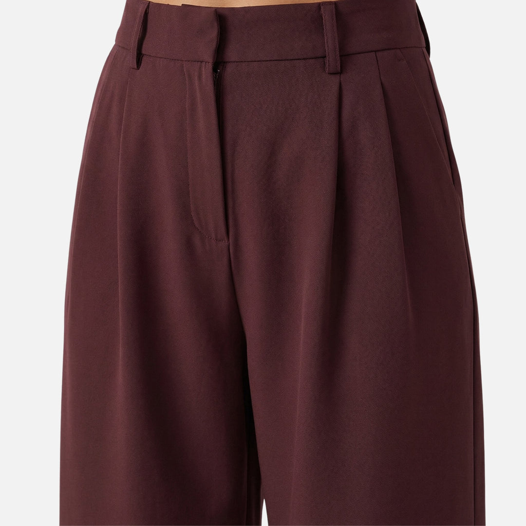 Pantaloni business cu pliuri și croială largă pentru femei