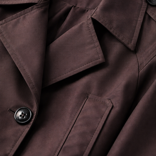 Trench corto da donna con colletto a risvolto e tasche