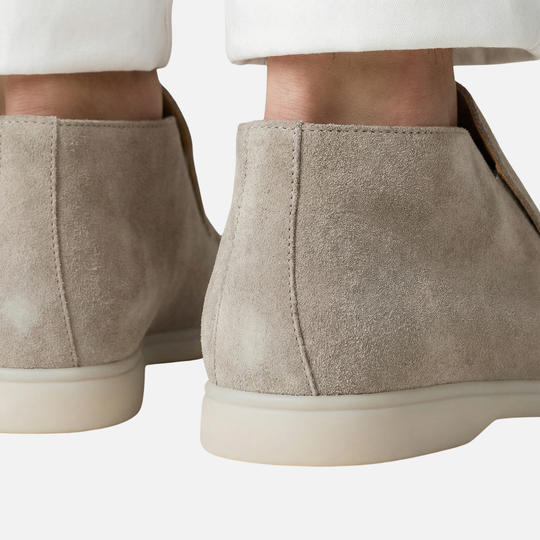 Mocassini da uomo leggeri in camoscio con suola bianca a metà polpaccio