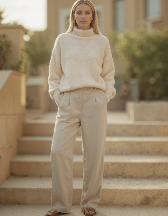 Maglione in maglia morbida da donna con collo alto e polsini a coste