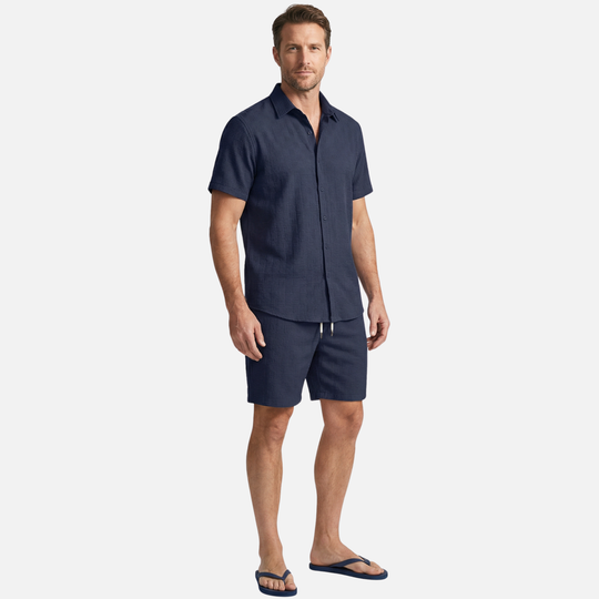 Completo camicia e shorts da uomo dalla vestibilità comoda con taschino sul petto e cintura in vita