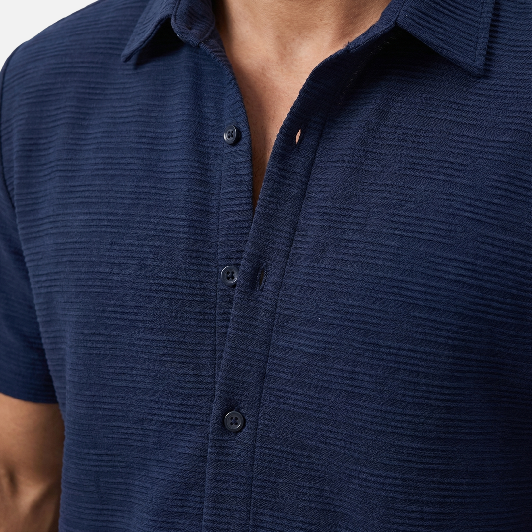 Completo camicia e shorts da uomo dalla vestibilità comoda con taschino sul petto e cintura in vita